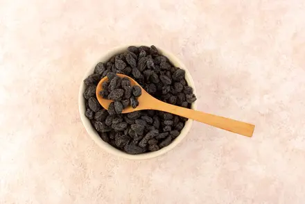 Black Raisins: Top 10 Health Benefits, Nutritional Value & How to Eat