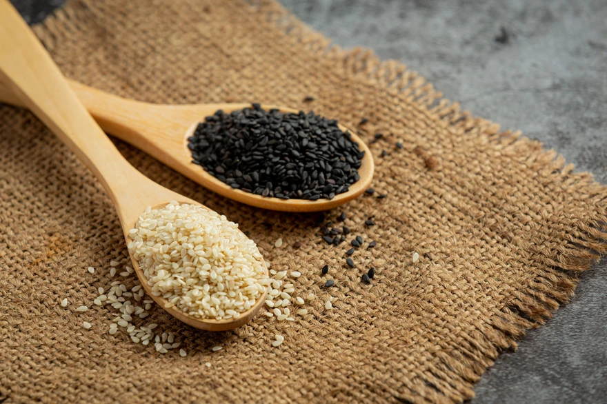 Black Sesame Seeds vs White Sesame Seeds: Nutritional Comparison & Best Uses