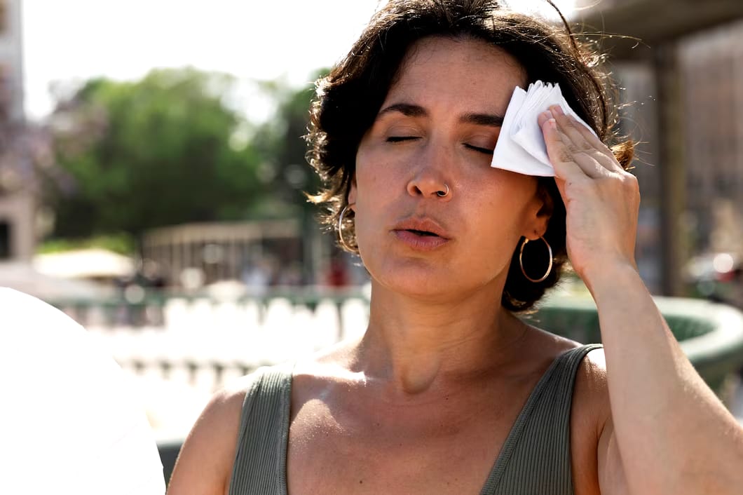 Heat Stroke (Sun Stroke) - What it is, Symptoms, Causes, Treatment & Recovery